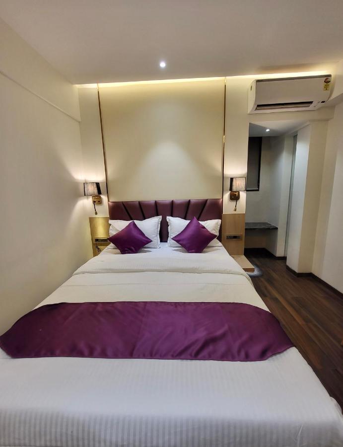 Vishal Hall Hotell Mumbai Exteriör bild