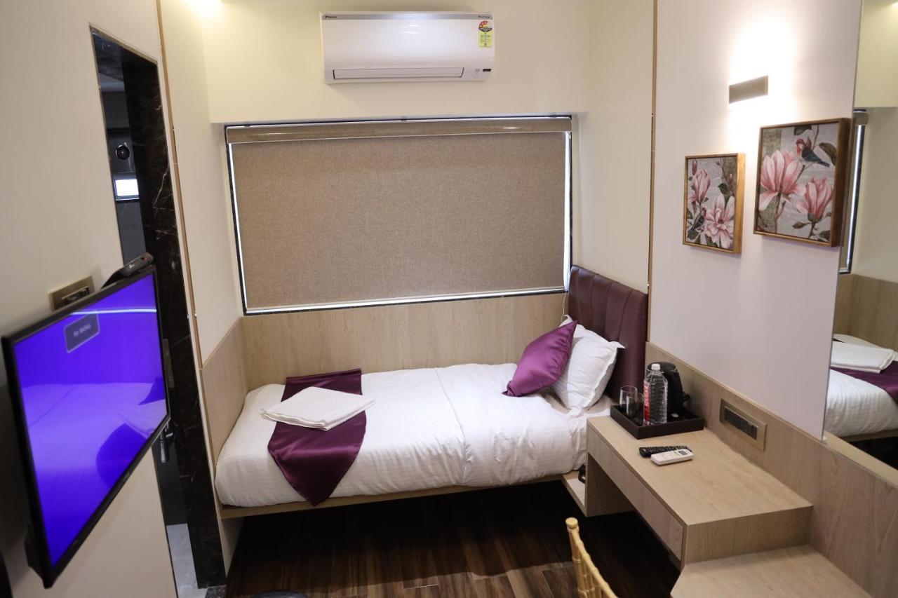 Vishal Hall Hotell Mumbai Exteriör bild