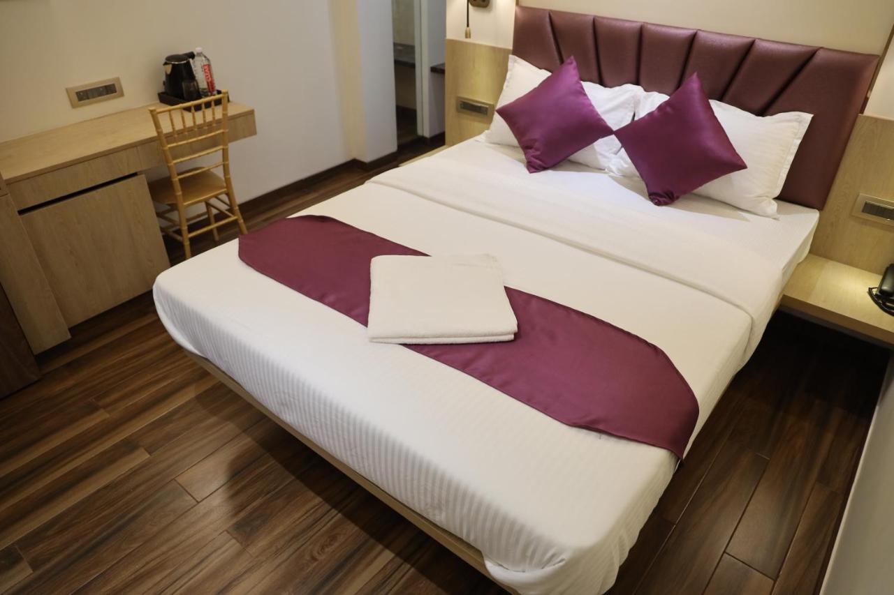 Vishal Hall Hotell Mumbai Exteriör bild