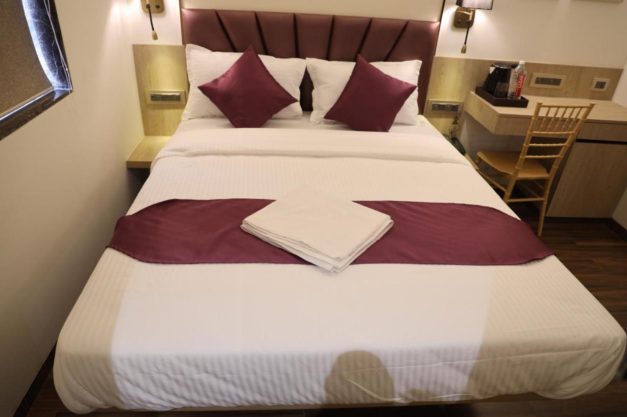 Vishal Hall Hotell Mumbai Exteriör bild