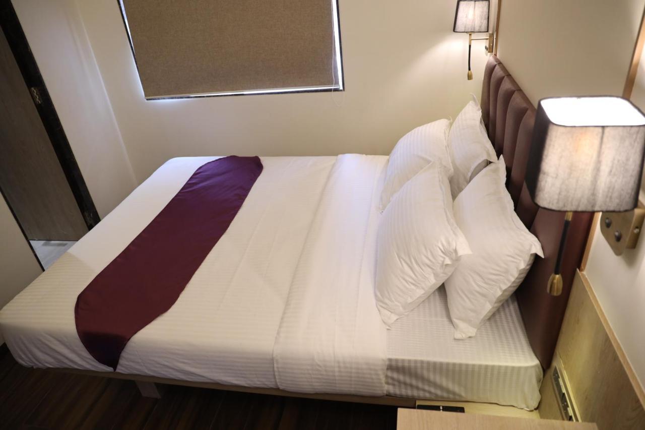 Vishal Hall Hotell Mumbai Exteriör bild