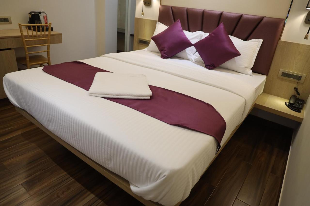 Vishal Hall Hotell Mumbai Exteriör bild