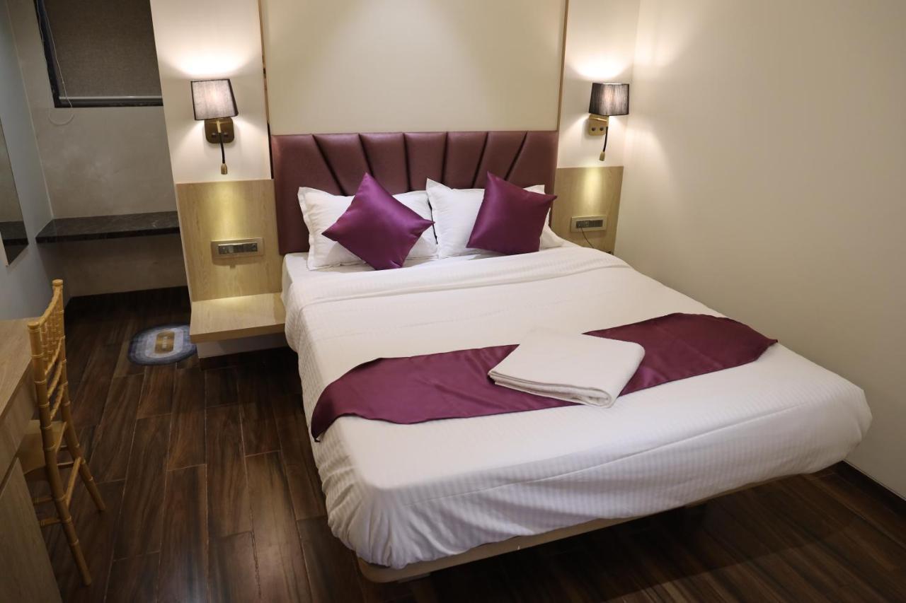 Vishal Hall Hotell Mumbai Exteriör bild