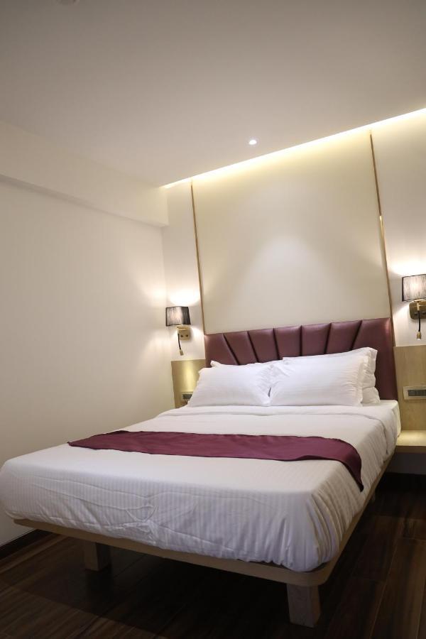 Vishal Hall Hotell Mumbai Exteriör bild