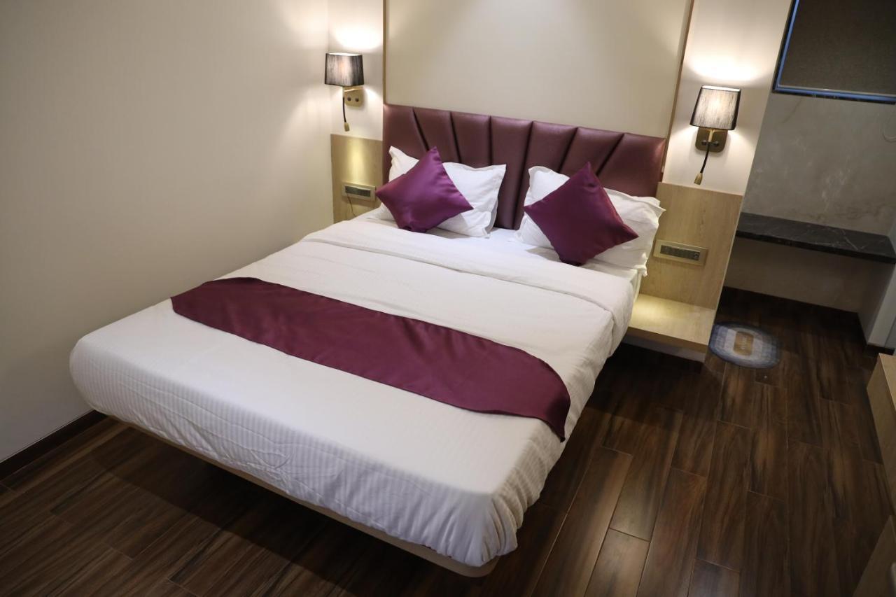 Vishal Hall Hotell Mumbai Exteriör bild