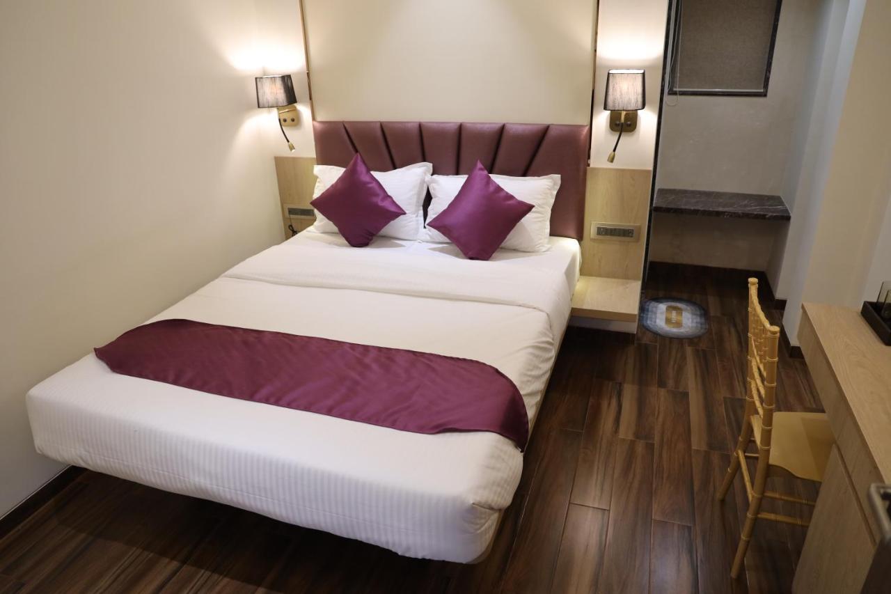 Vishal Hall Hotell Mumbai Exteriör bild