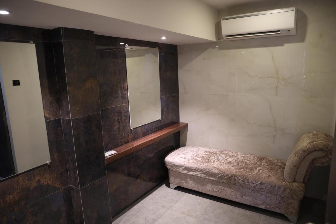 Vishal Hall Hotell Mumbai Exteriör bild