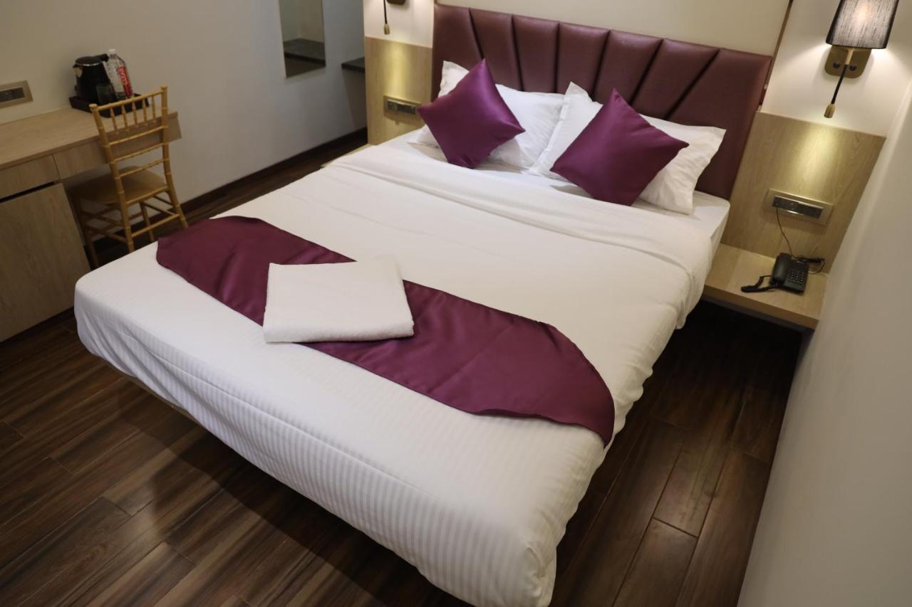 Vishal Hall Hotell Mumbai Exteriör bild