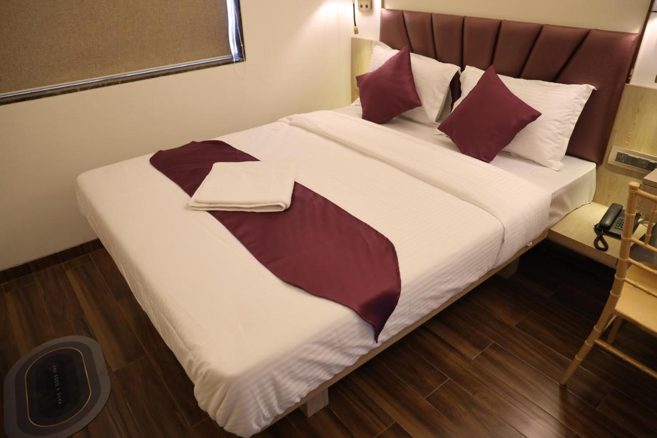 Vishal Hall Hotell Mumbai Exteriör bild