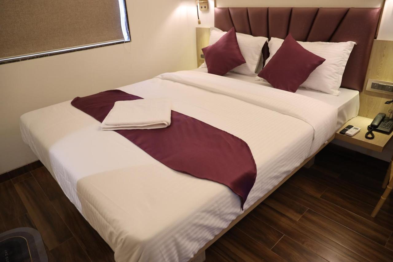 Vishal Hall Hotell Mumbai Exteriör bild