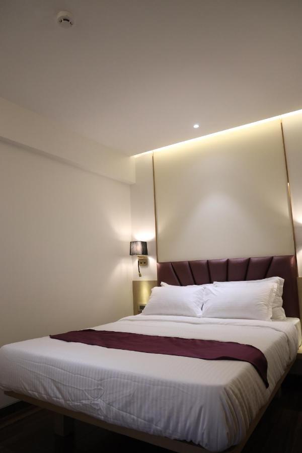 Vishal Hall Hotell Mumbai Exteriör bild