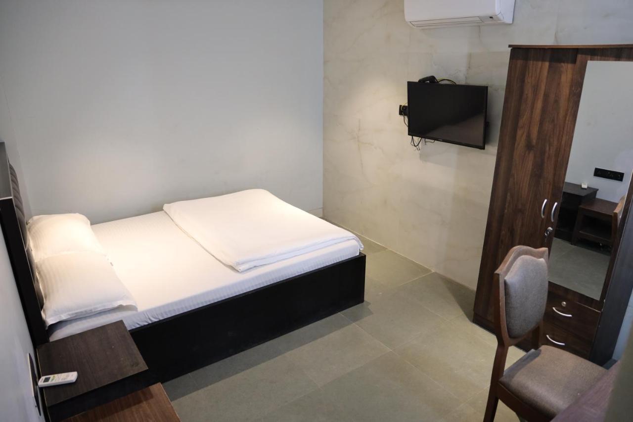 Vishal Hall Hotell Mumbai Exteriör bild