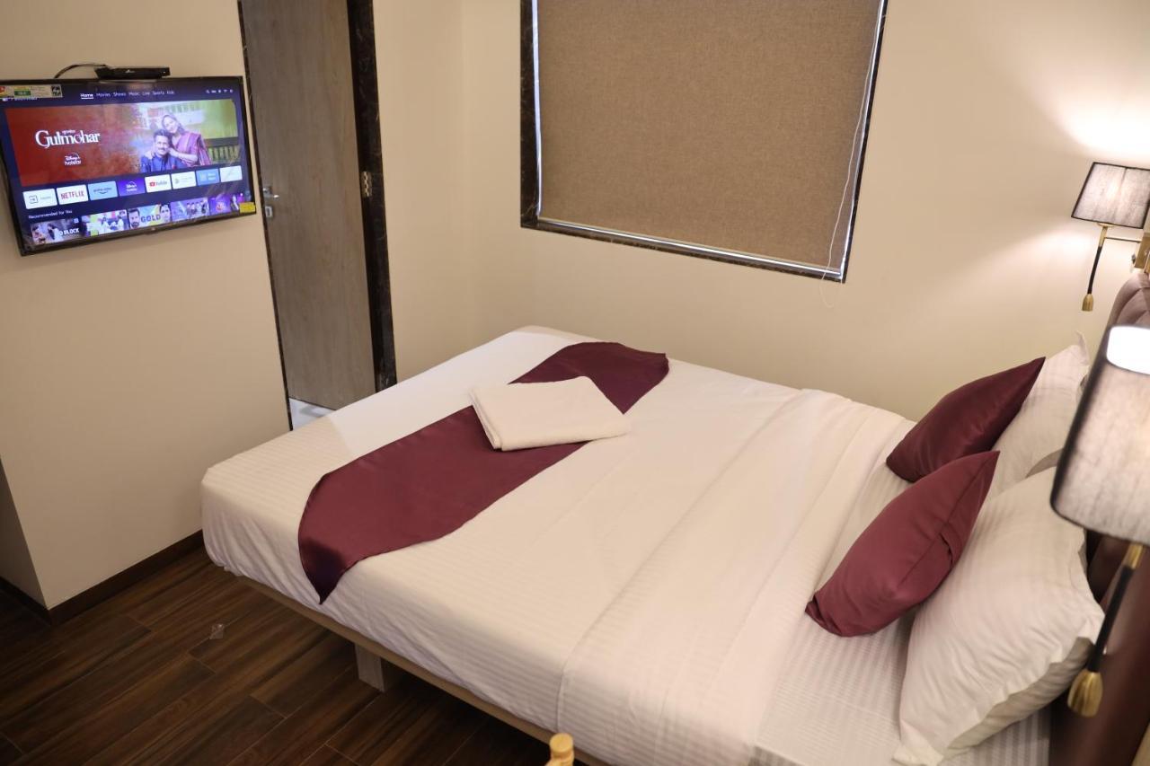 Vishal Hall Hotell Mumbai Exteriör bild