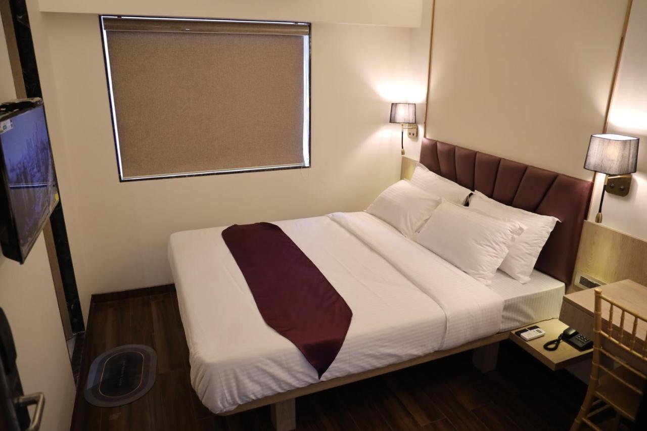 Vishal Hall Hotell Mumbai Exteriör bild