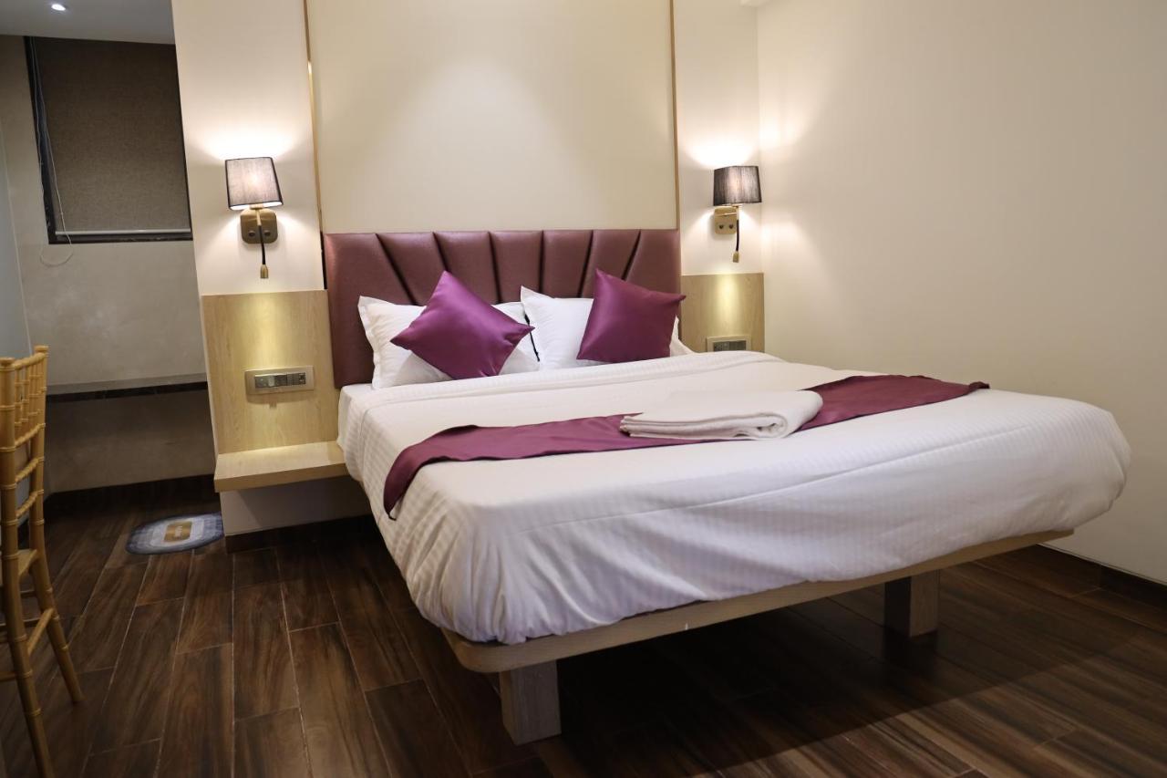 Vishal Hall Hotell Mumbai Exteriör bild