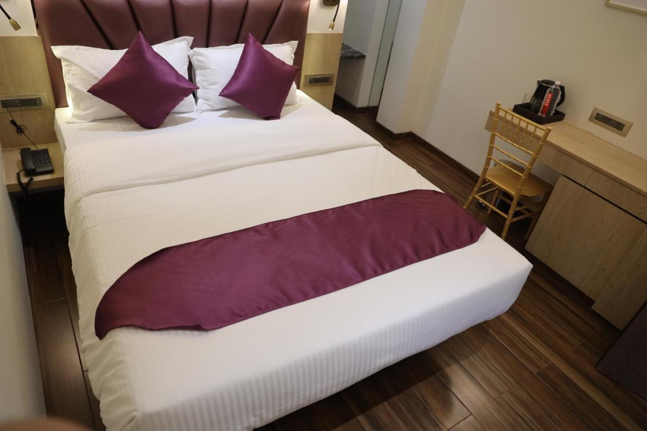 Vishal Hall Hotell Mumbai Exteriör bild