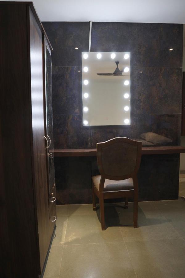 Vishal Hall Hotell Mumbai Exteriör bild