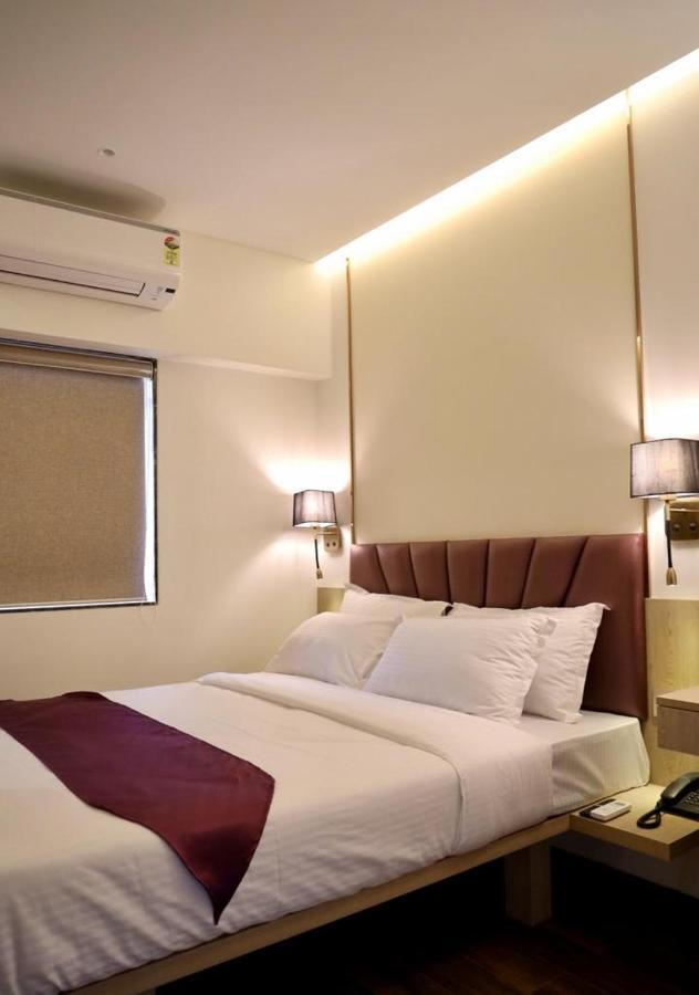 Vishal Hall Hotell Mumbai Exteriör bild