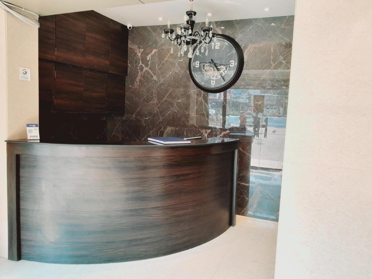 Vishal Hall Hotell Mumbai Exteriör bild